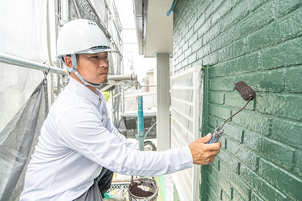 厚く均一に塗り重ねる三度塗り！